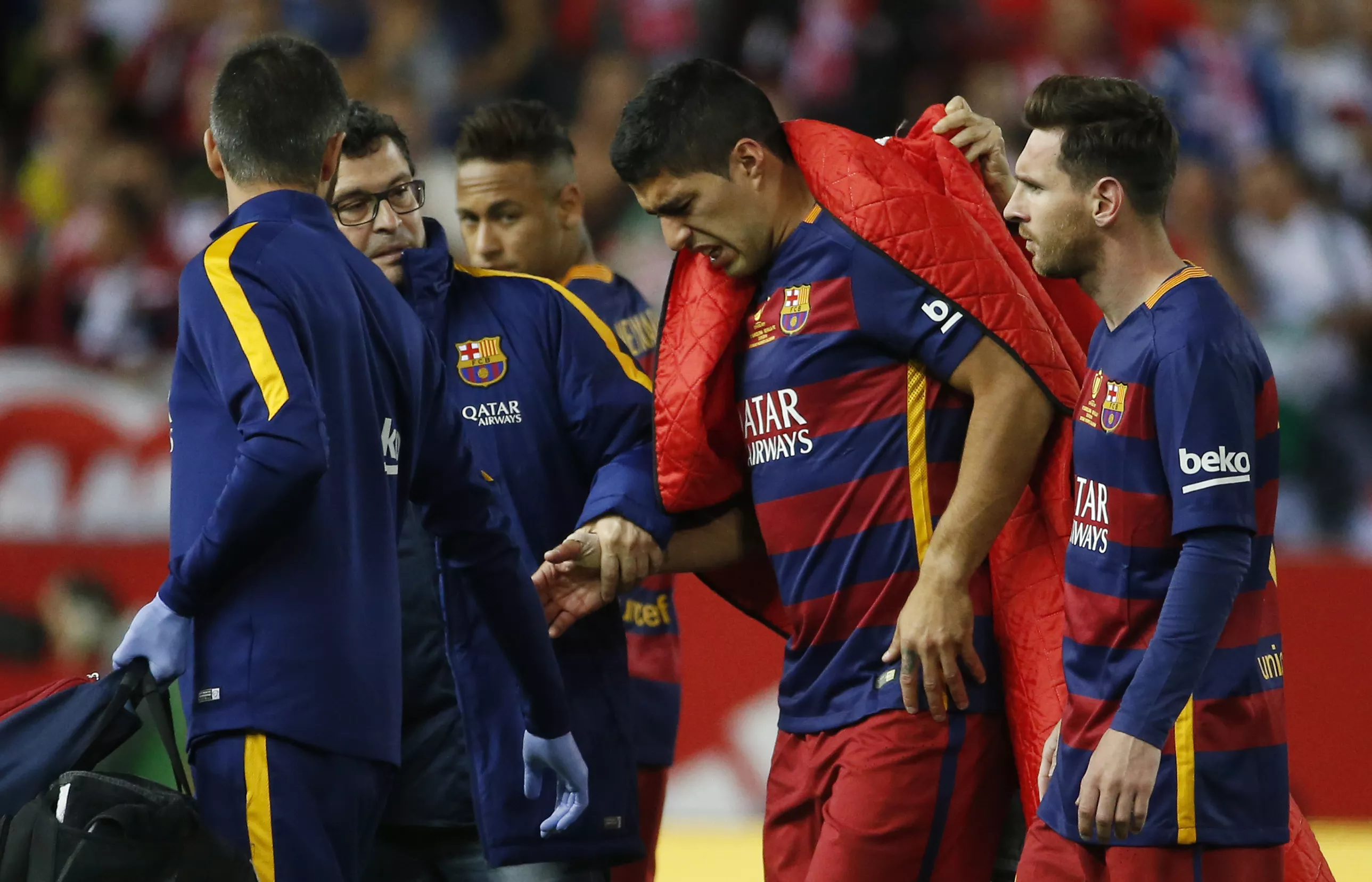 barcelona 039 s luis suarez looks dejected as he goes off injured in copa del rey final against sevilla at vicente calderon madrid spain 22 5 16 photo reuters barcelona 039 s luis suarez looks dejected as he goes off injured in copa del rey final against sevilla at vicente calderon madrid spain 22 5 16 photo reuters