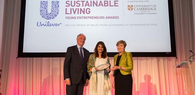 dr sara saeed collecting her award from paul polman ceo unilever and polly courtice director cambridge institute for sustainability leadership photo cisl cam ac uk