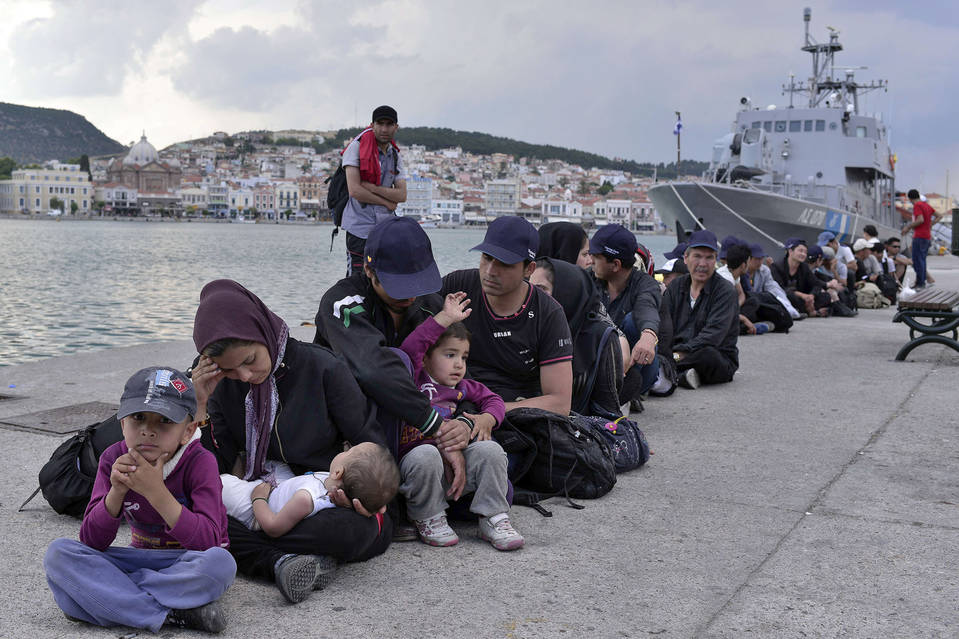 greece plans a police operation to evacuate the migrant camp of idomeni on its border with macedonia