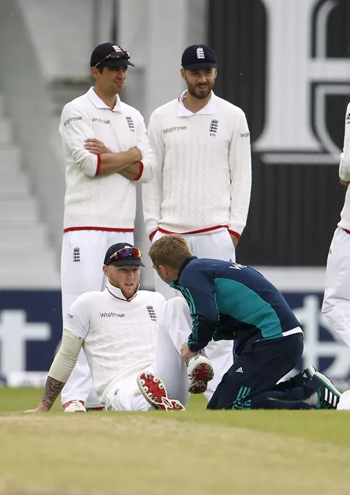 england 039 s ben stokes lies injured and receives medical treatment in first test against sri lanka at headingley 20 5 16 photo reuters england 039 s ben stokes lies injured and receives medical treatment in first test against sri lanka at headingley 20 5 16 photo reuters