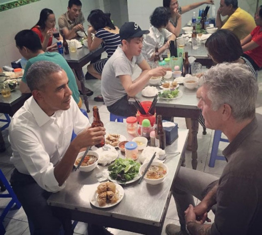 obama and anthony bourdain meet up in hanoi for some beer and bun cha photo instagram anthonybourdain