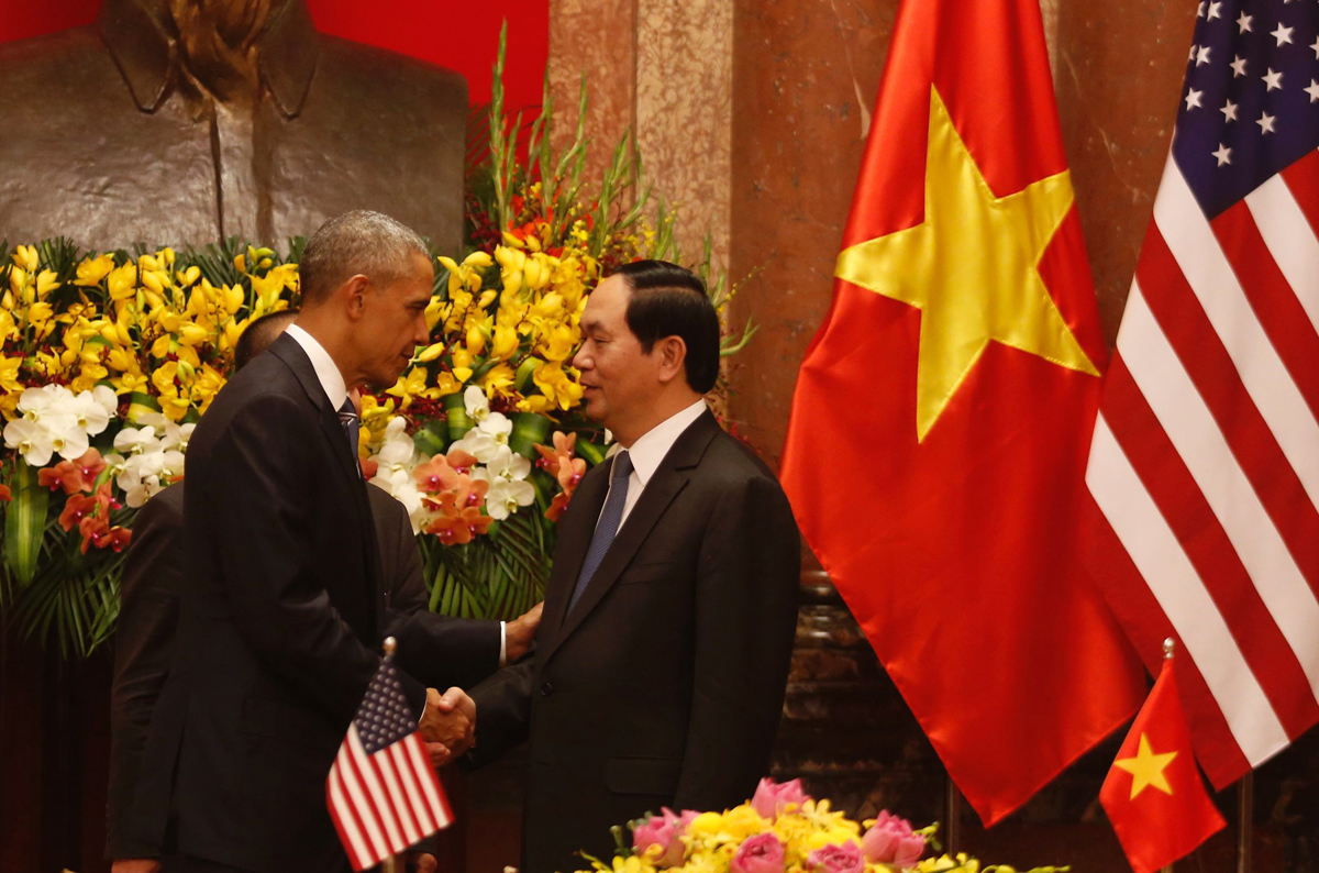 us president barack obama l shakes hands with his vietnamese counterpart tran dai quang under a statue of late vietnamese revolutionary leader ho chi minh during a signing ceremony at the presidential palace in hanoi on may 23 2016 photo afp