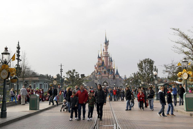 euro disney to decide whether offering jobs as performers at disneyland to quot europeans quot amounts to discrimination photo afp