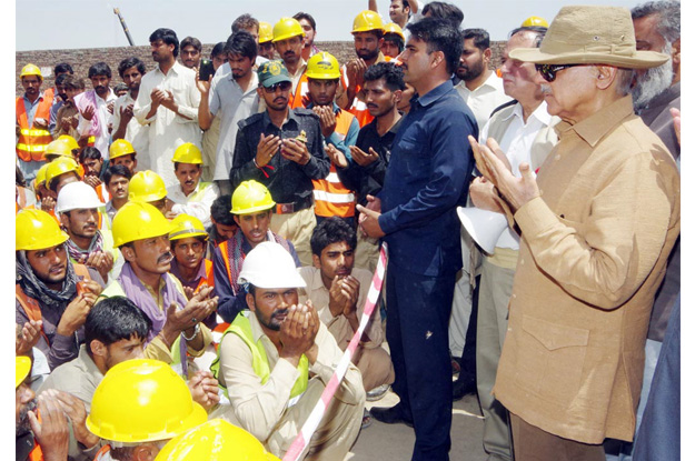 chief minister shahbaz sharif offering fateha for the departed soul of labourers during his visit to quaid e azam interchange photo inp