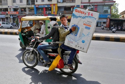 sweltering heat causes roads to melt in india