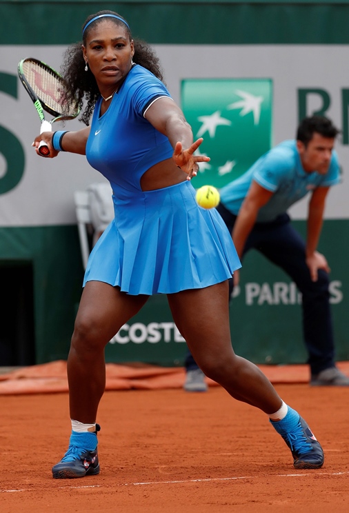 us player serena williams returns the ball to brazil 039 s teliana pereira during their women 039 s second round match at the roland garros 2016 french tennis open in paris on may 26 2016 photo afp