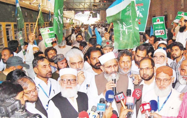 ji chief sirajul haq speaks to protesters at city railway station photo online ji chief sirajul haq speaks to protesters at city railway station photo online
