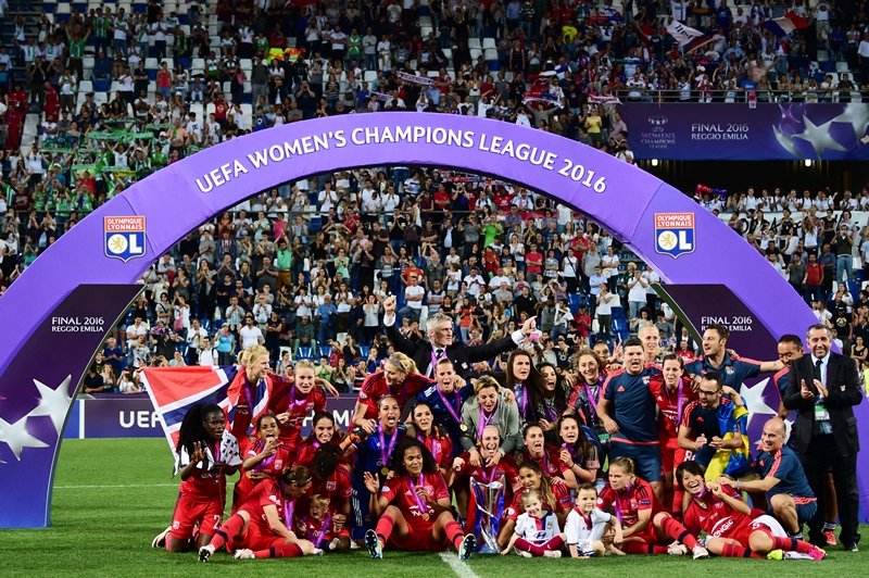 olympique lyonnais 039 players celebrate after winning the uefa women 039 s champions league final at the citta del tricolore stadium in reggio emilia on may 26 2016 photo afp