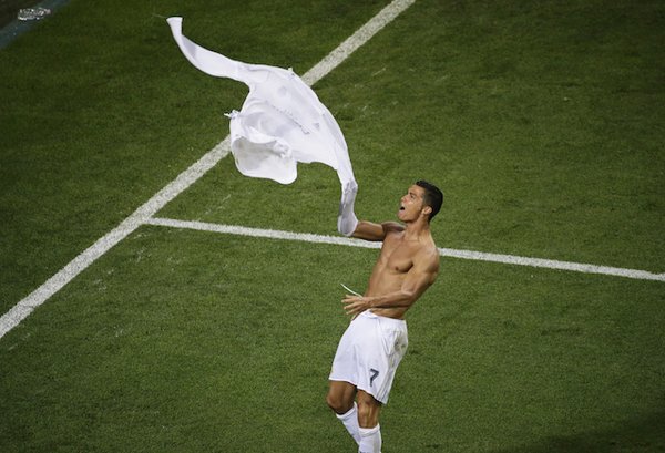 christiano ronaldo celebrates photo twitter vicesports