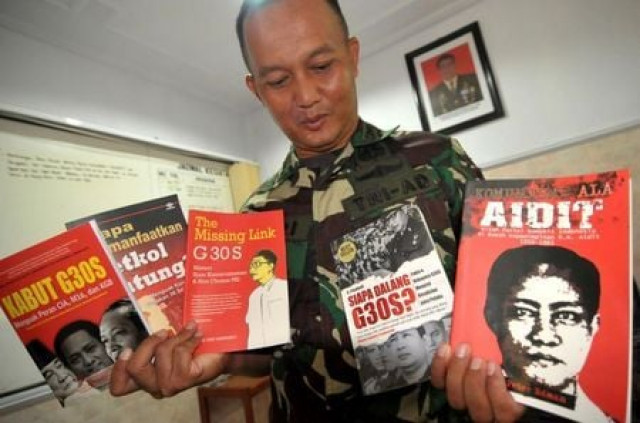 an indonesian military officer displays books about communism in indonesia seized along with nearly 90 other books from shelves inside a mall in tegal central java may 11 2016 photo reuters an indonesian military officer displays books about communism in indonesia seized along with nearly 90 other books from shelves inside a mall in tegal central java may 11 2016 photo reuters