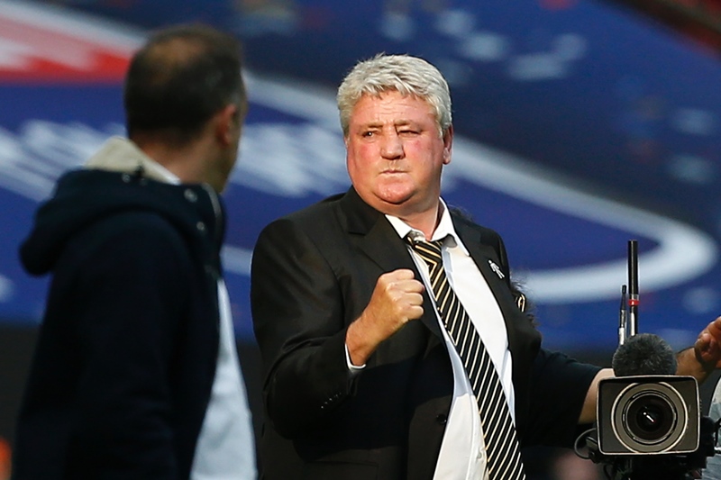 steve bruce reacts during english championship play off final between hull city and sheffield wednesday at wembley stadium in london on may 28 2016 photo afp