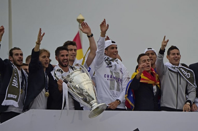 real madrid players hold up the trophy in celebration of the team 039 s win on plaza cibeles in madrid on may 29 2016 after the uefa champions league final foobtall match between real madrid cf club atletico de madrid held in milan italy photo afp real madrid players hold up the trophy in celebration of the team 039 s win on plaza cibeles in madrid on may 29 2016 after the uefa champions league final foobtall match between real madrid cf club atletico de madrid held in milan italy photo afp