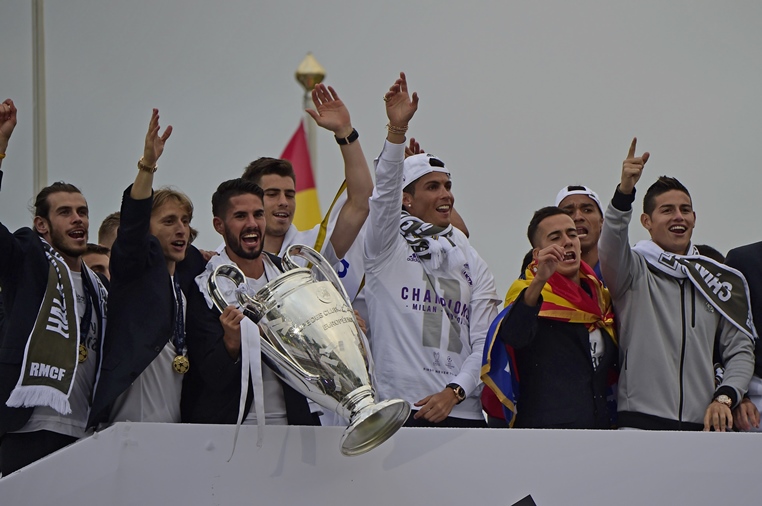 real madrid players hold up the trophy in celebration of the team 039 s win on plaza cibeles in madrid on may 29 2016 after the uefa champions league final foobtall match between real madrid cf club atletico de madrid held in milan italy photo afp