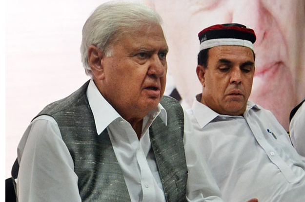 qaumi watan party chairperson aftab ahmad khan sherpao addressing a press conference photo online