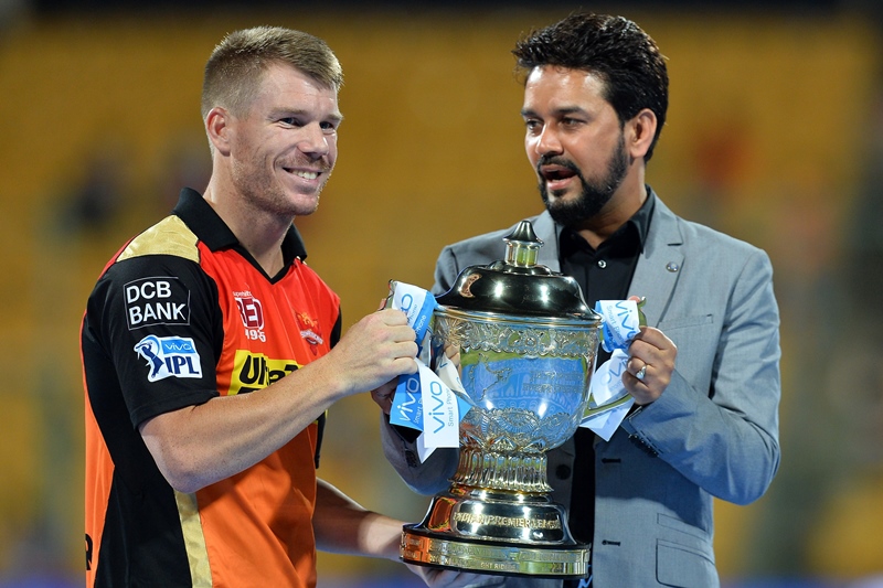 david warner collects the trophy from anurag thakur at the m chinnaswamy stadium in bangalore on may 29 2016 photo afp