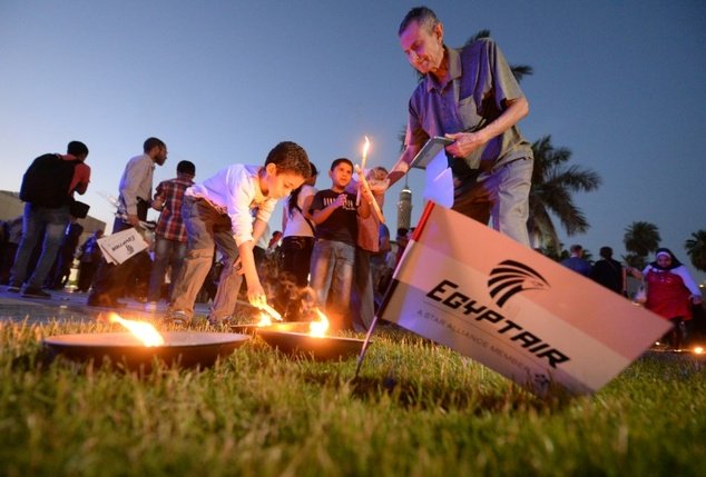 people light candles during a vigil in cairo on may 26 2016 for the victims of the egyptair flight that crashed in the mediterranean photo afp