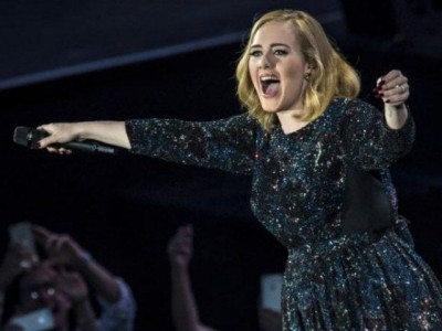 video adele slams fan for filming her during live performance
