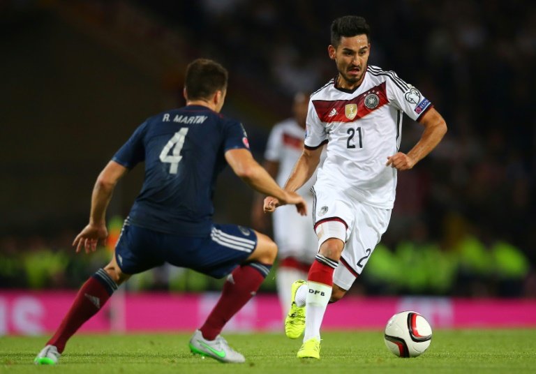 ilkay gundogan r becomes pep guardiola s first signing since taking over from manuel pellegrini photo afp