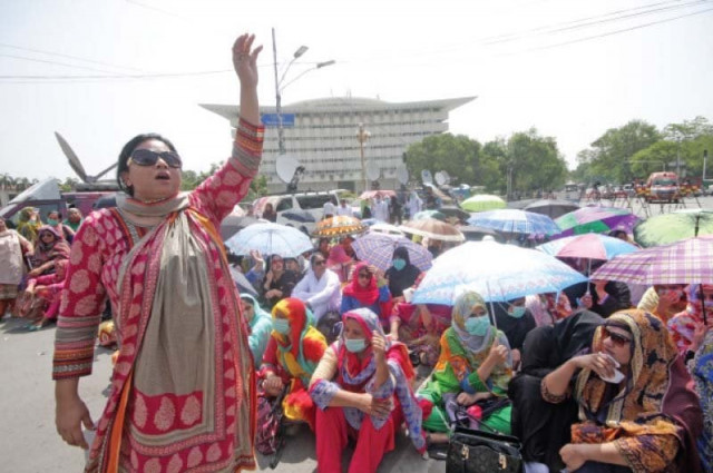 nurses chant slogans in support of their demands photo abid nawaz express nurses chant slogans in support of their demands photo abid nawaz express