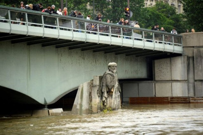 paris on alert as swollen seine reaches peak levels