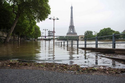 flooded paris seine river swells 6 metres
