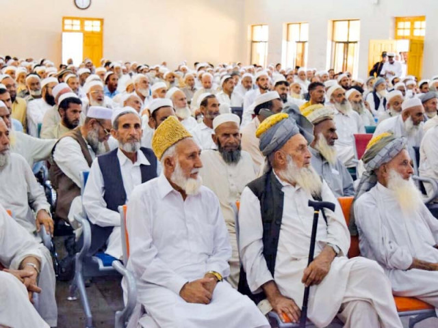 tribespeople at the jirga in ghallanai photo express tribespeople at the jirga in ghallanai photo express