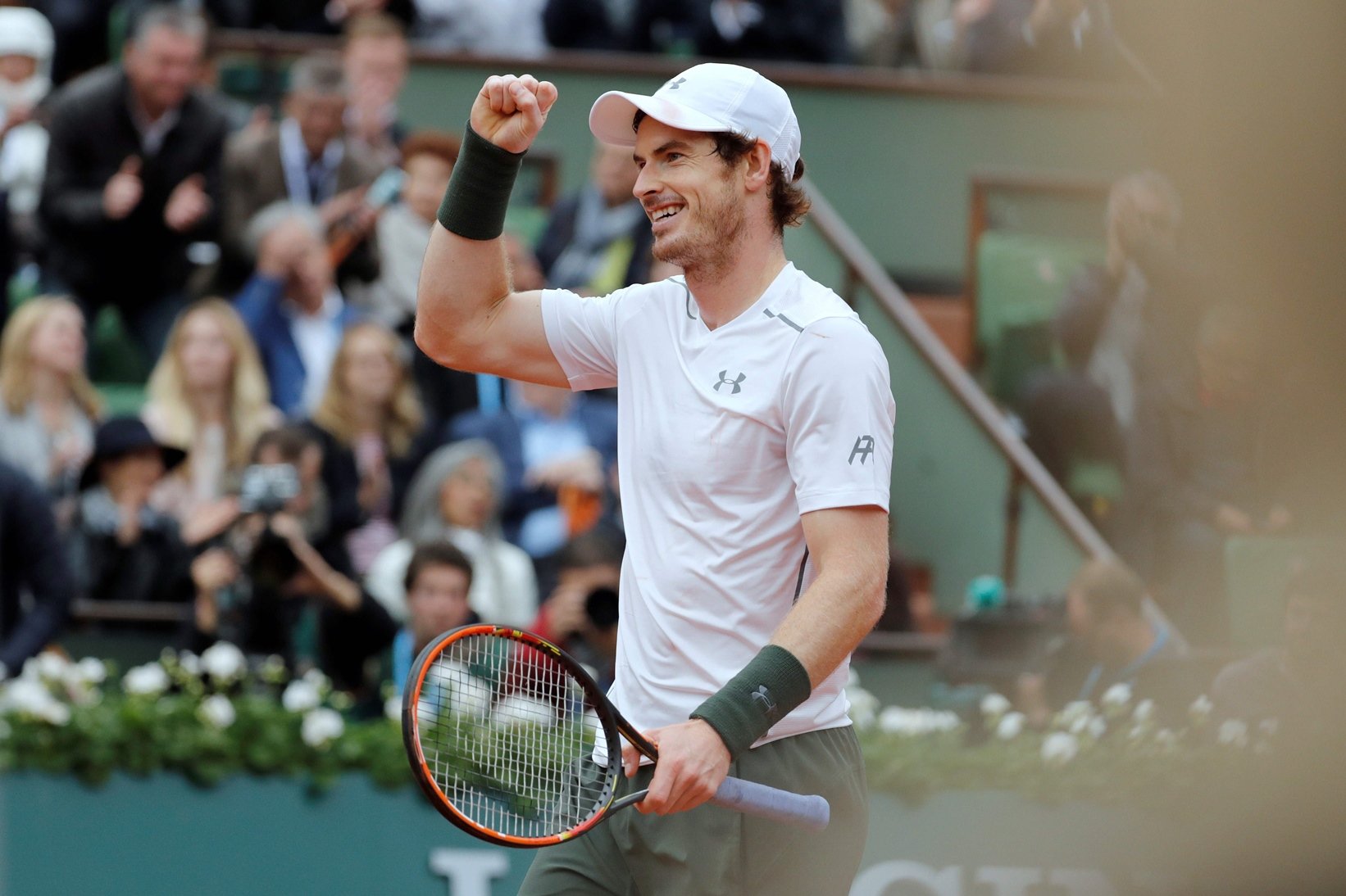 britain 039 s andy murray celebrates after winning his men 039 s semi final match against switzerland 039 s stanislas wawrinka at the roland garros 2016 french tennis open in paris on june 3 2016 photo afp