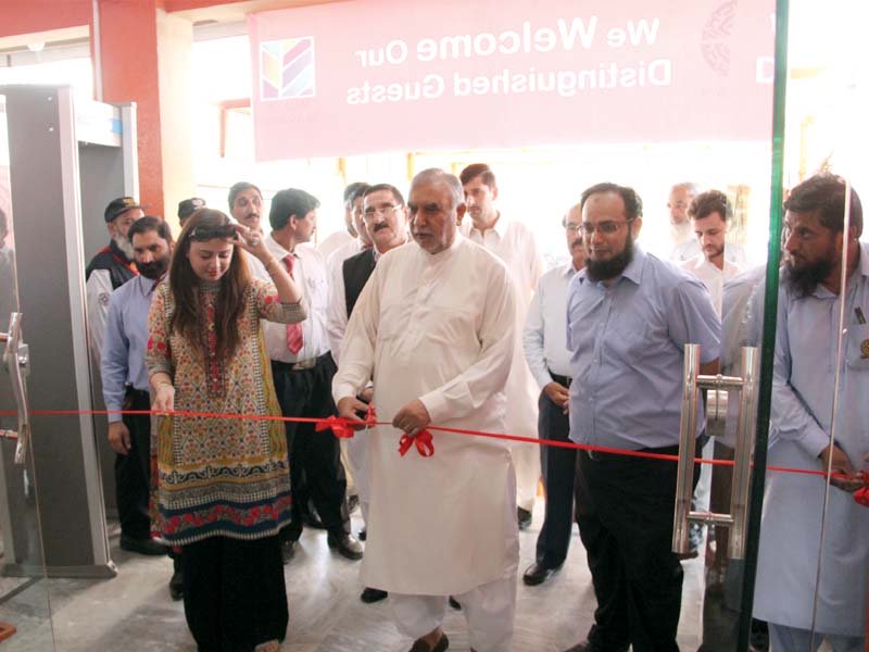 mustafa nawaz khokhar cuts the ribbon to inaugurate the new bahria dastarkhwan at khunna pull in islamabad photo pr