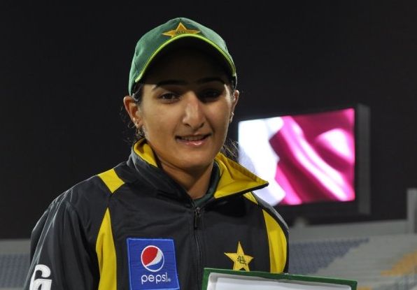 bismah maroof receiving player of the match award in doha qatar on january 12 2014 photo courtesy pcb