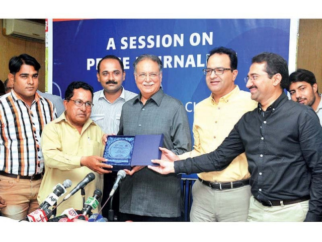 information minister pervaiz rashid receives a souvenir from the office bearers of the bahawalpur press club photo app information minister pervaiz rashid receives a souvenir from the office bearers of the bahawalpur press club photo app