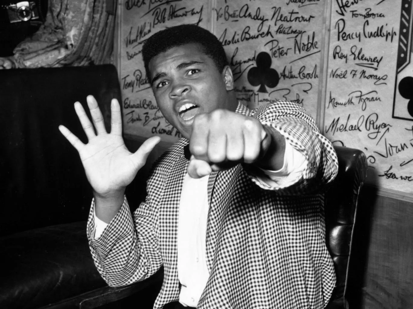 in a break with tradition the legendary boxer 039 s star was mounted on the wall instead of the pavement photo afp in a break with tradition the legendary boxer 039 s star was mounted on the wall instead of the pavement photo afp
