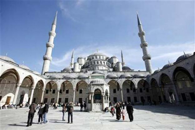 people walk in the compounds of the blue mosque in istanbul april 5 2009 photo reuters people walk in the compounds of the blue mosque in istanbul april 5 2009 photo reuters