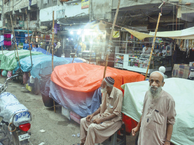 vendors protect their goods from drizzle with makeshift covers on a street in saddar photo jalal qureshi expres vendors protect their goods from drizzle with makeshift covers on a street in saddar photo jalal qureshi expres