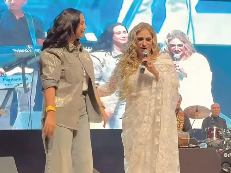 the mutual admiration between both artists was evident on stage photo file the mutual admiration between both artists was evident on stage photo file