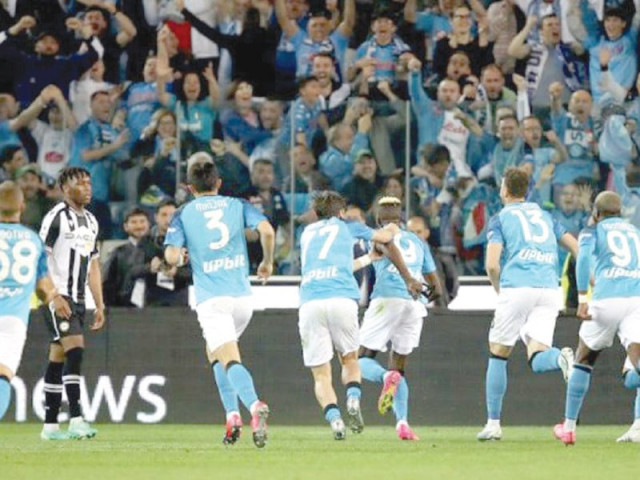 napoli players celebrate their victory over cagliari photo afp napoli players celebrate their victory over cagliari photo afp