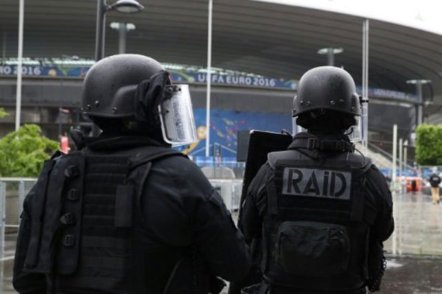 french police take part in a training exercise for a terrorist attack near the stade de france on may 31 2016 photo afp