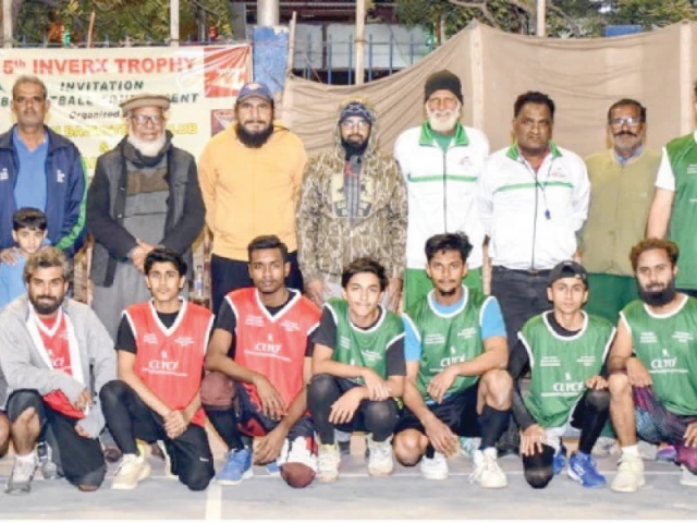 international basketball player zafar iqbal chaudhry is seen with the players of the finalist teams aram bagh club and civil tiger club on sunday photo app international basketball player zafar iqbal chaudhry is seen with the players of the finalist teams aram bagh club and civil tiger club on sunday photo app