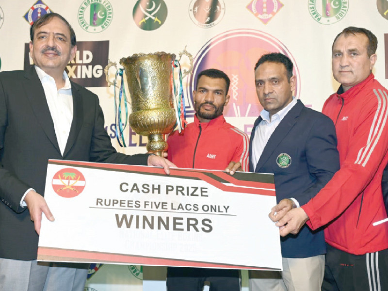 corps commander karachi lt gen muhammad avais dastgir awards winner s trophy and prizemoney cheque to pak army captain for winning the national boxing championship photo app