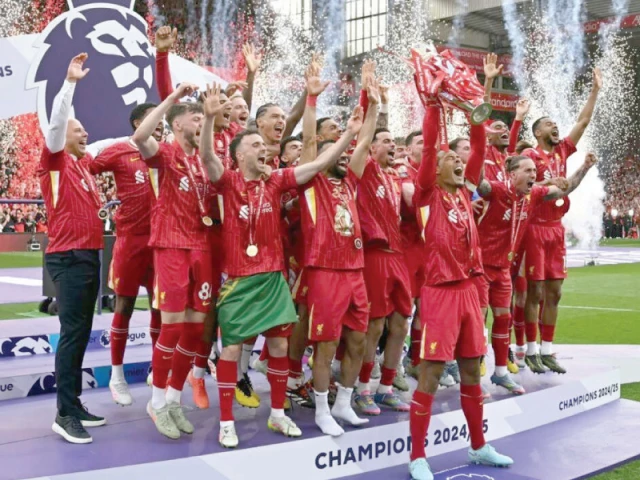 liverpool s virgil van dijk lifts the premier league trophy photo afp