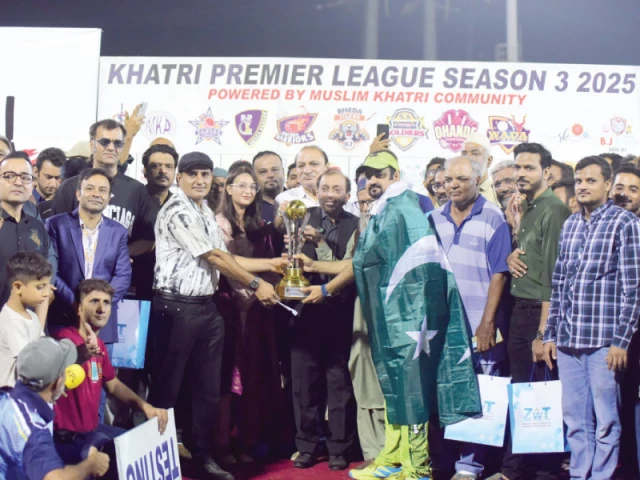 man of the final rizwan mahmood receives his award from mqm deputy convener and mna dr farooq sattar as the chief guest photo kpl
