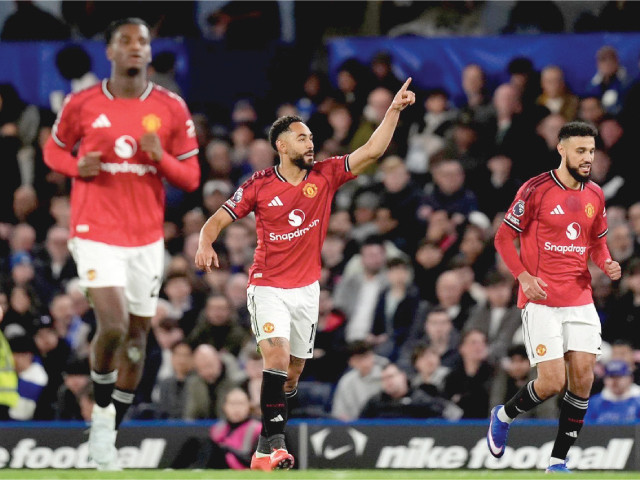 Manchester United beat Chelsea to strengthen Champions League push