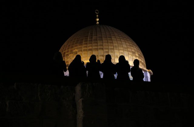 palestinian muslim worshippers pray in front of the the dome of the rock at the al aqsa mosque compound in jerusalem during quot tarawih quot prayer marking the first evening of islam 039 s holy month of ramadan on june 6 2016 photo afp