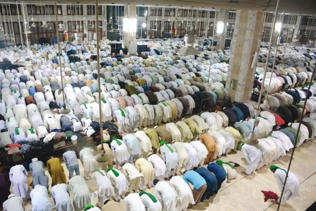 men offering taraweeh prayers at faizan e madina mosque in old sabzi mandi photo mohammad noman express men offering taraweeh prayers at faizan e madina mosque in old sabzi mandi photo mohammad noman express