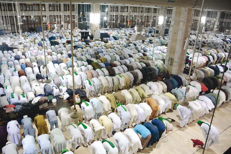 men offering taraweeh prayers at faizan e madina mosque in old sabzi mandi photo mohammad noman express