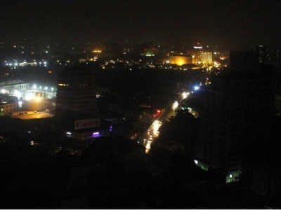 people in karachi s outskirts eat sehri in the dark