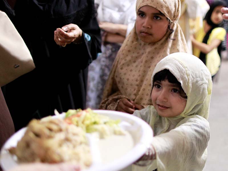 10 ways to bring people closer this ramazan