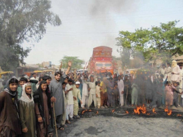 protesters in dera ghazi khan burning tyres on dera multan road photo tariq ismaeel express protesters in dera ghazi khan burning tyres on dera multan road photo tariq ismaeel express