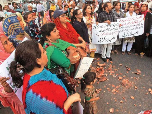 mqm leaders holding a protest outside sindh chief minister house on june 5 photo athar khan express mqm leaders holding a protest outside sindh chief minister house on june 5 photo athar khan express