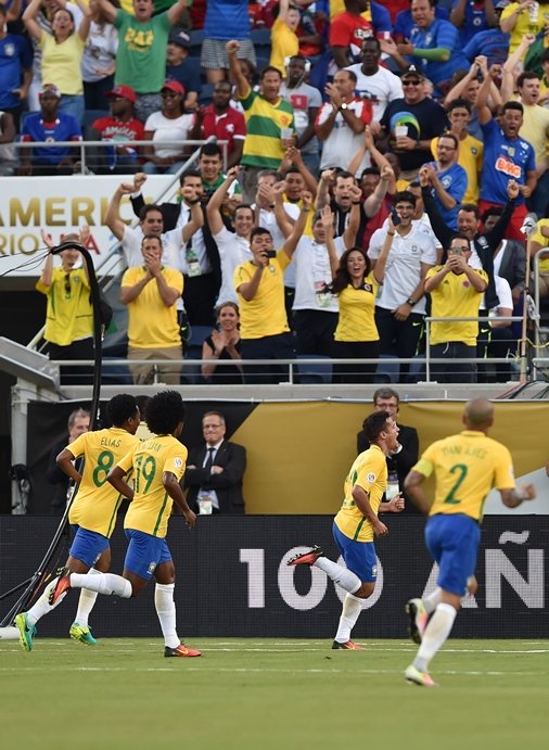 brazil 039 s philippe coutinho 2 r celebrates after scoring against haiti during a copa america centenario football match in orlando florida united states on june 8 2016 photo afp