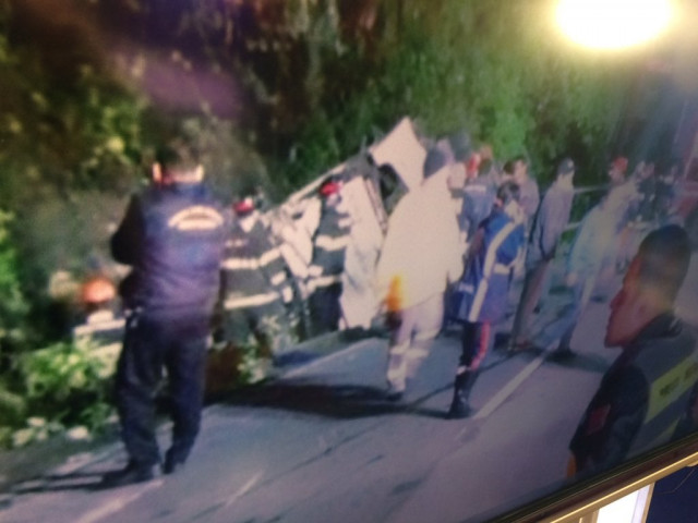 the driver lost control of the bus carrying 46 passengers and crashed into a rock in the opposite lane photo twitter evanmillward the driver lost control of the bus carrying 46 passengers and crashed into a rock in the opposite lane photo twitter evanmillward